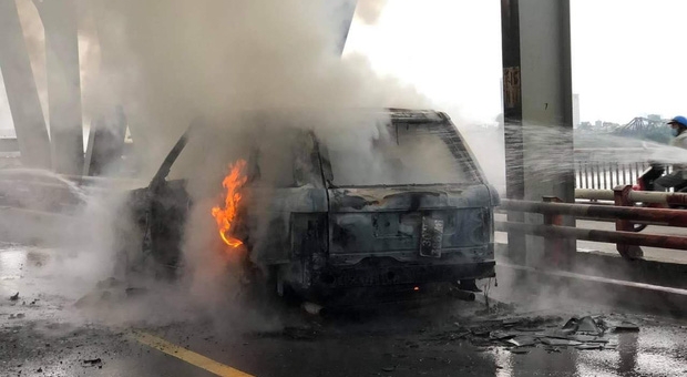 Range Rover bất ngờ bốc cháy ngùn ngụt trên cầu Chương Dương